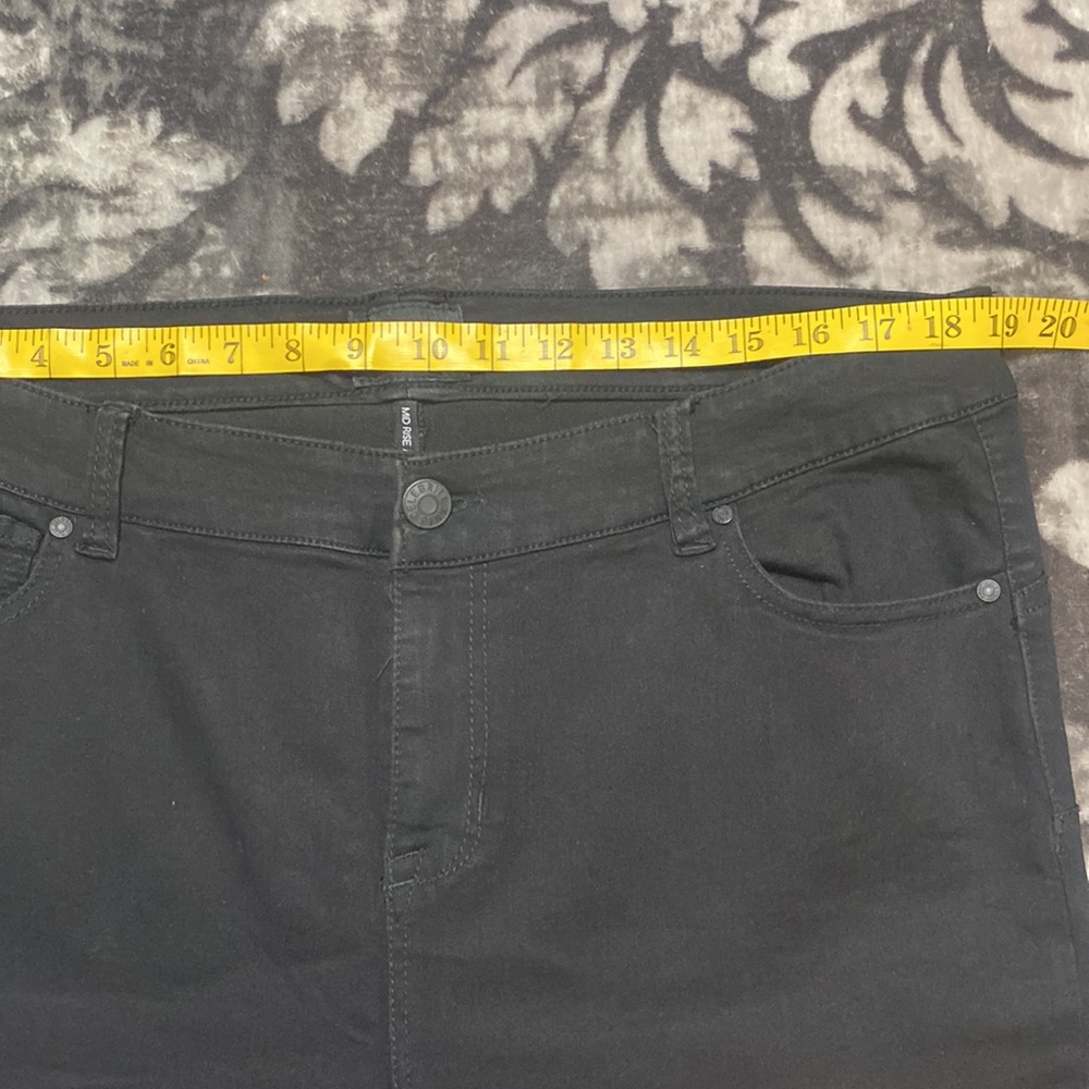 Celebrity Pink Black Skinny Jeans - Picture 11 of 12